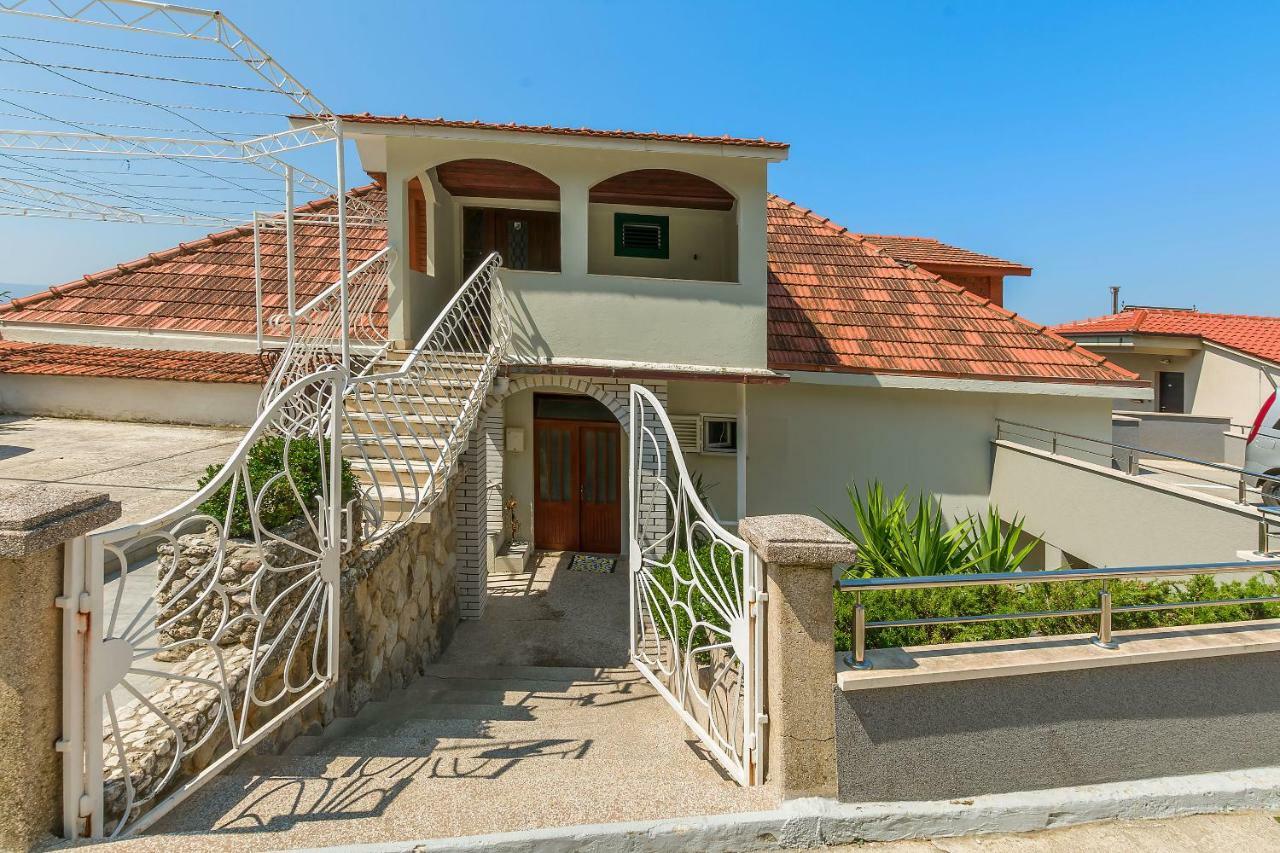 Apartment Marijana Omis Bagian luar foto